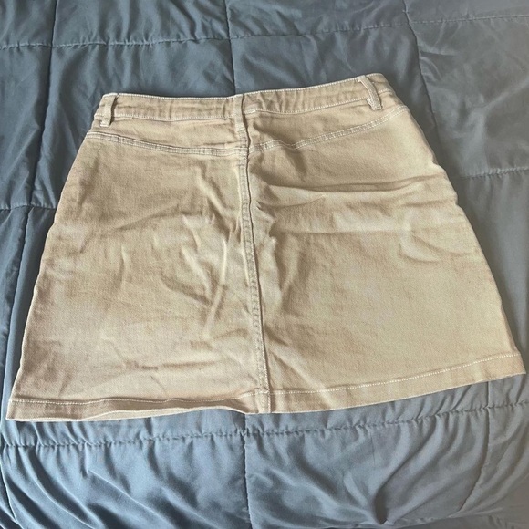 tan cargo skirt in U.S. size 6 in good condition! - Picture 2 of 2